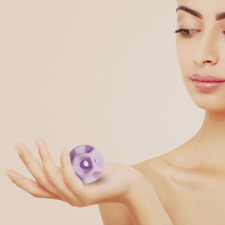 Woman Soma Flex 40 in her palm with a beige background